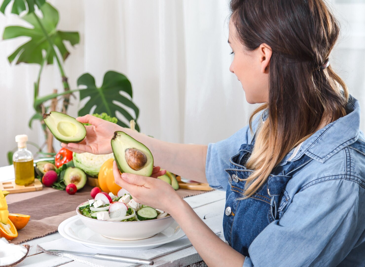 mujer joven feliz mirando aguacate mesa cena 169016 6394