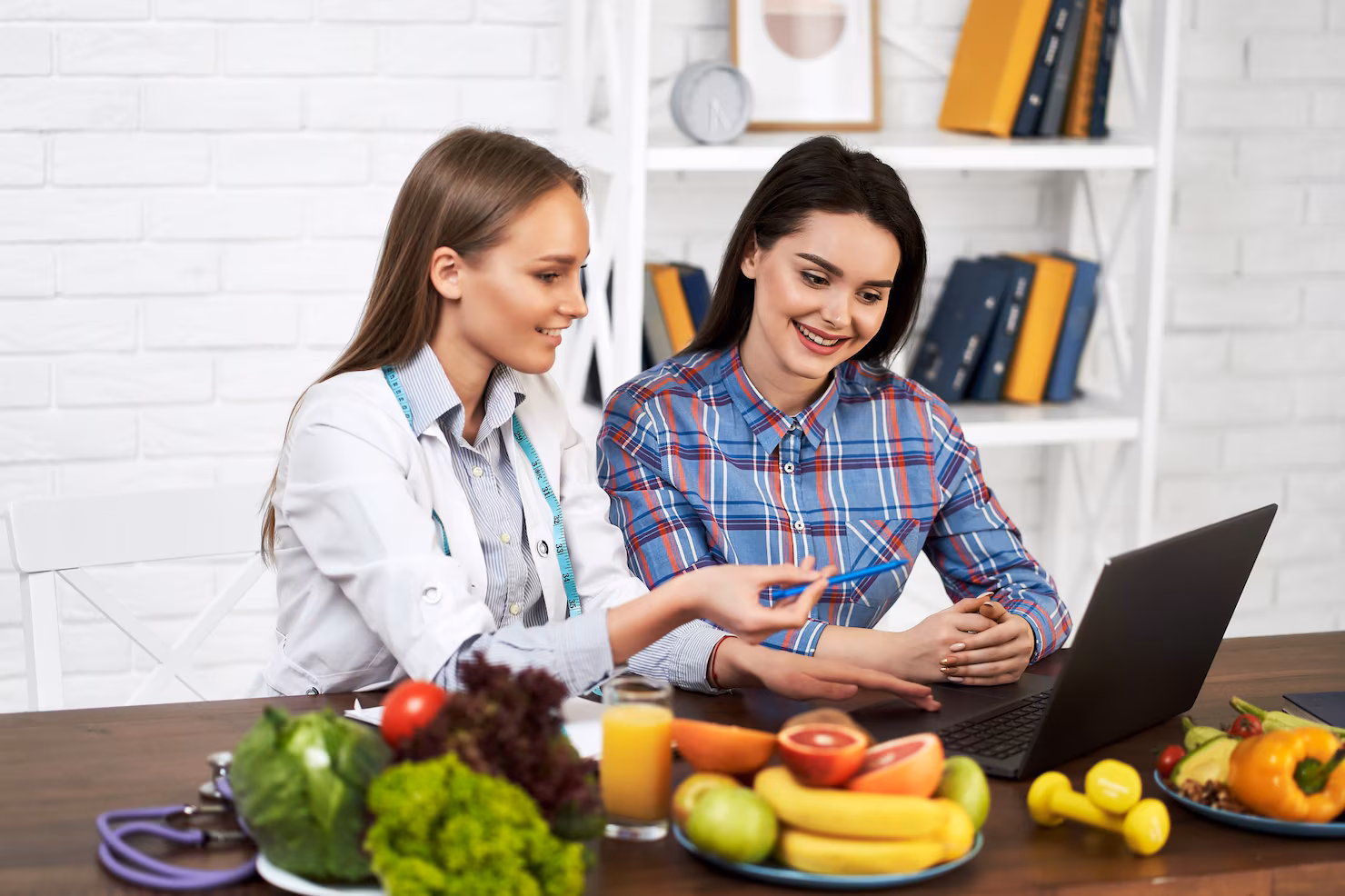 nutricionista sonriente aconseja joven paciente acerca nutricion dietas adecuadas 496169 1469