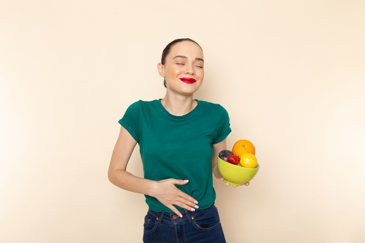 vista frontal joven mujer atractiva camisa verde oscuro plato frutas sonrisa 140725 21058